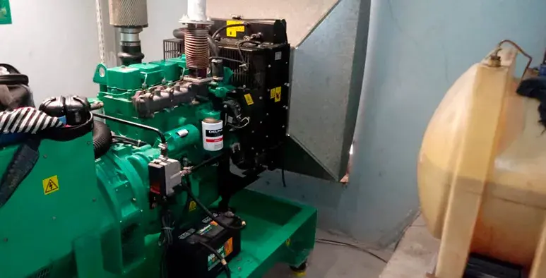 Gerador industrial instalado com sistema auxiliar de combustível